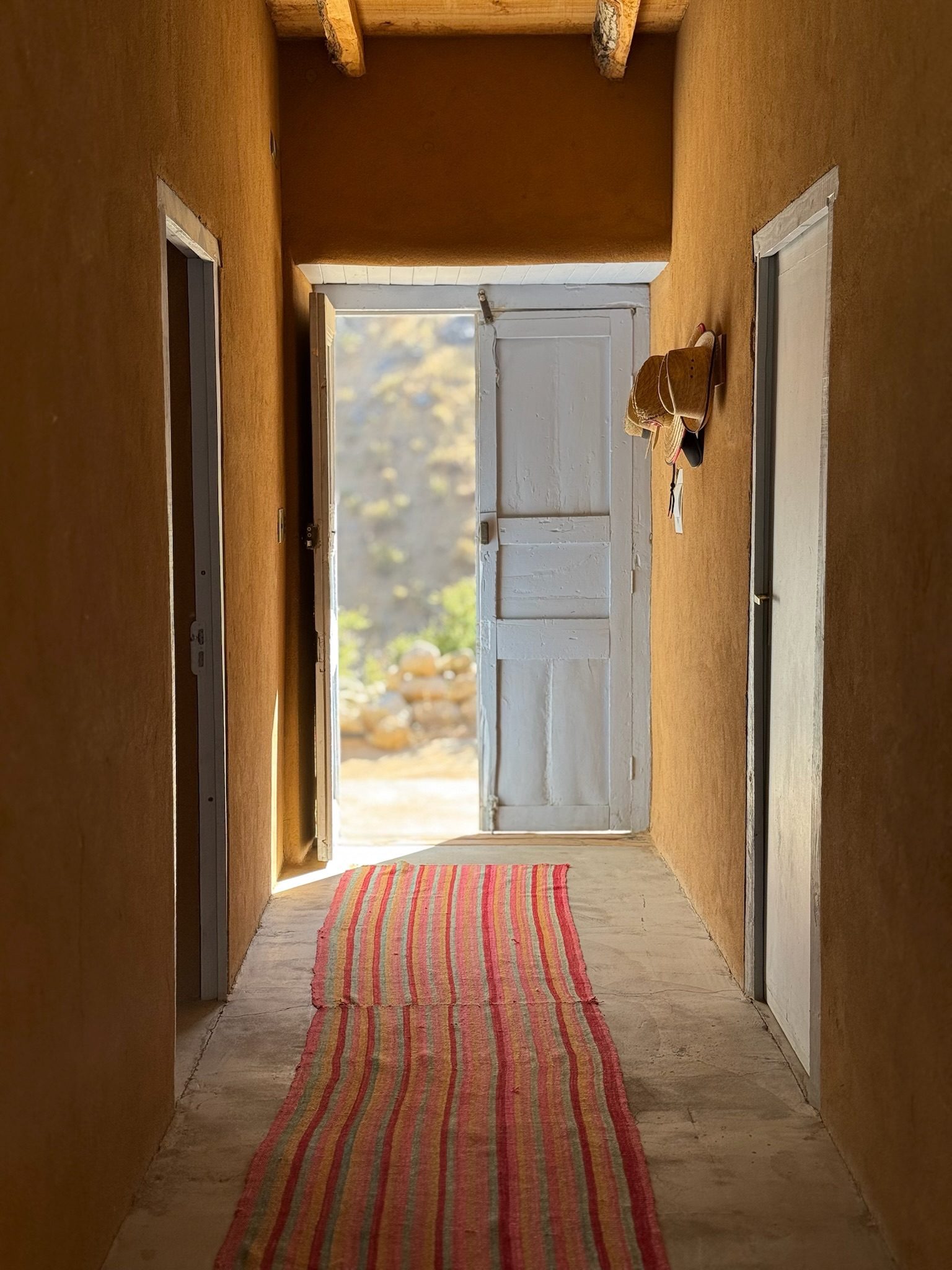 Corredores de adobe de la casa